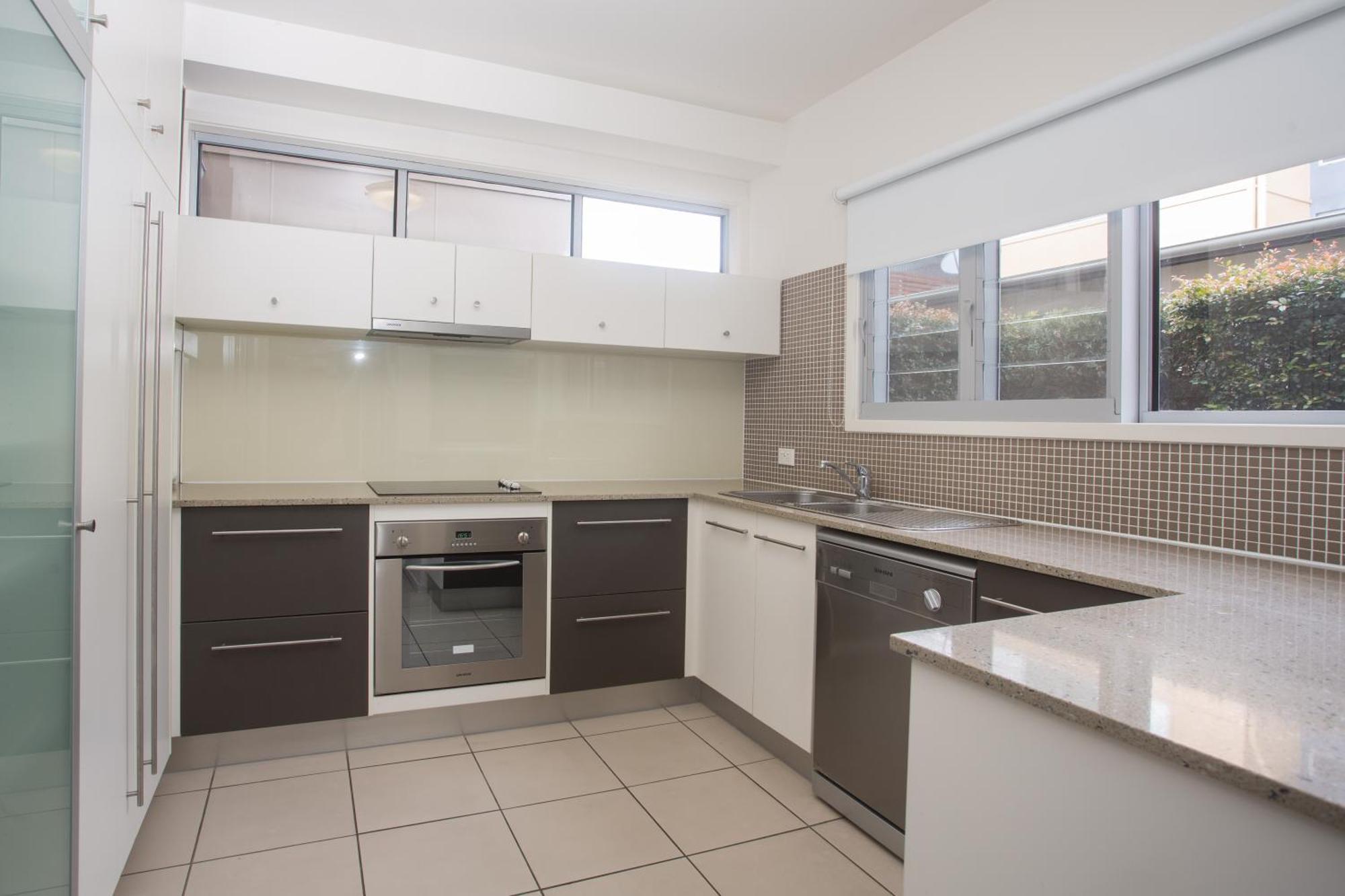 Quarterdecks Retreat Villa Urangan Room photo