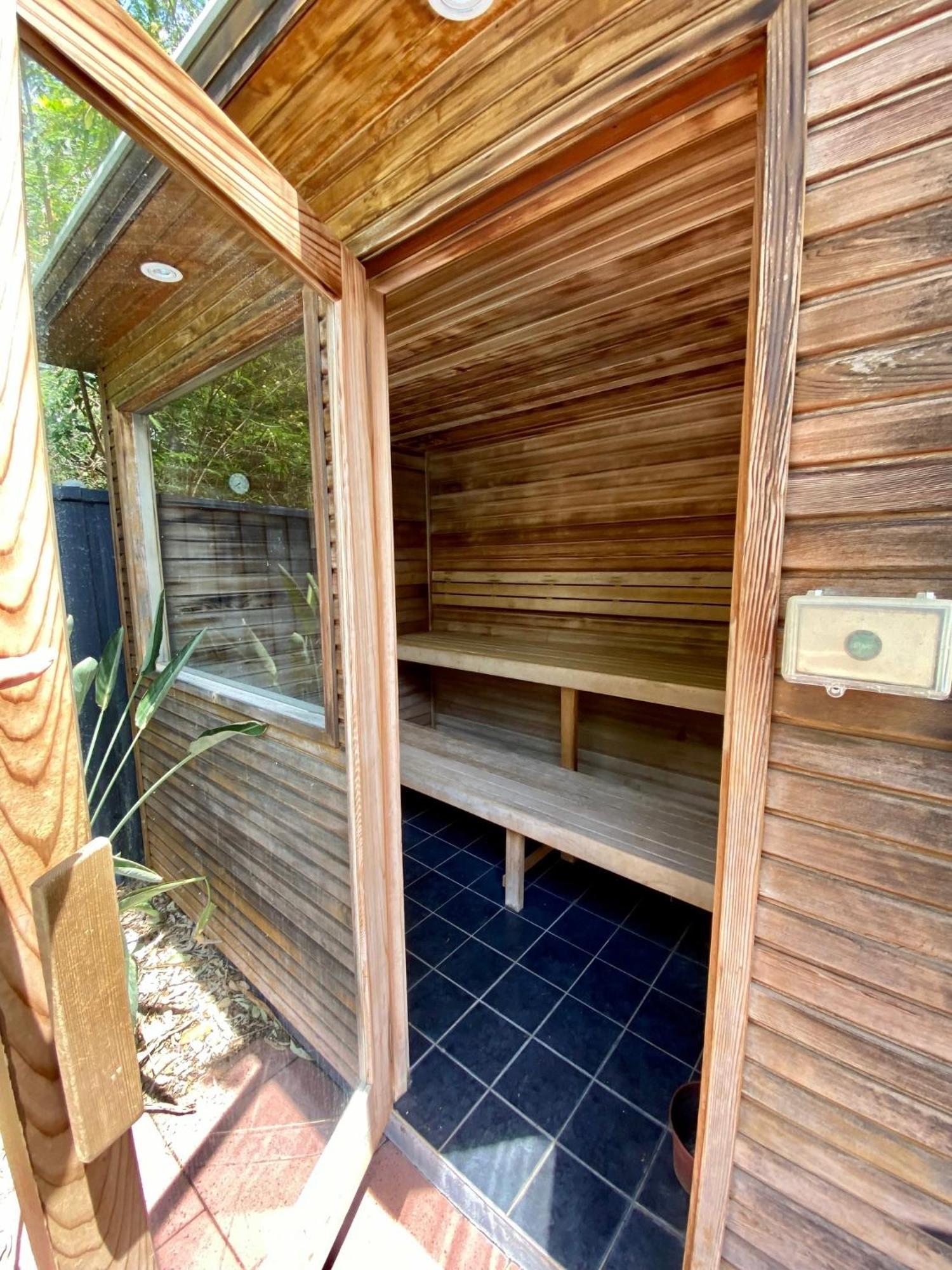 Quarterdecks Retreat Villa Urangan Exterior photo