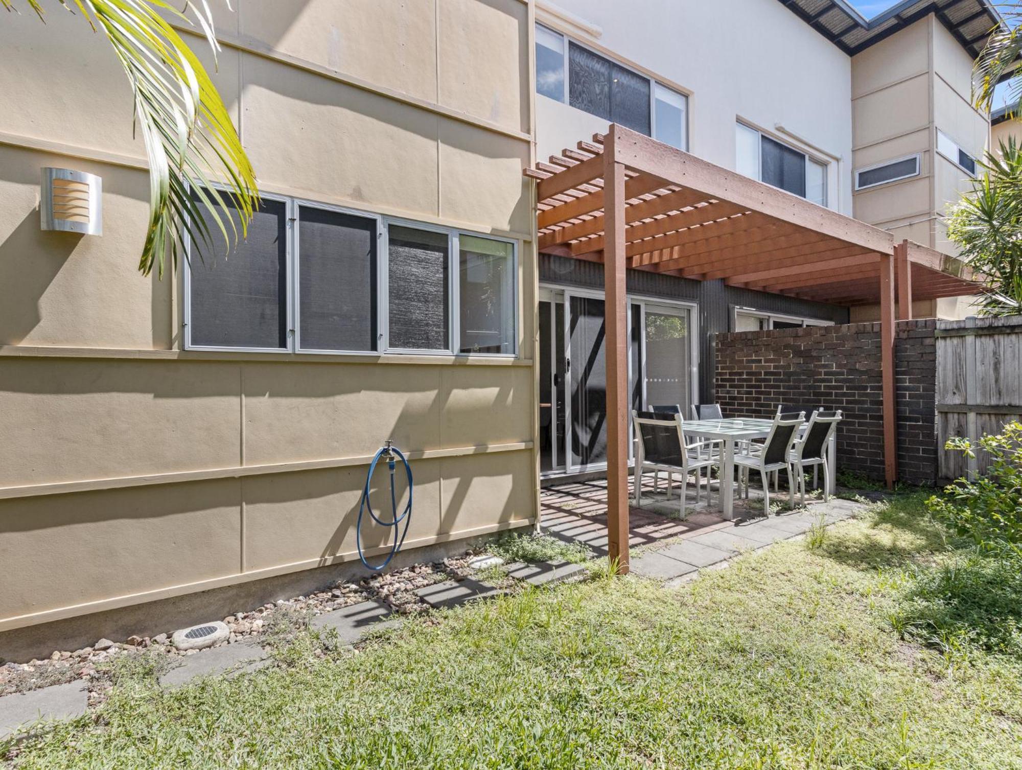 Quarterdecks Retreat Villa Urangan Exterior photo