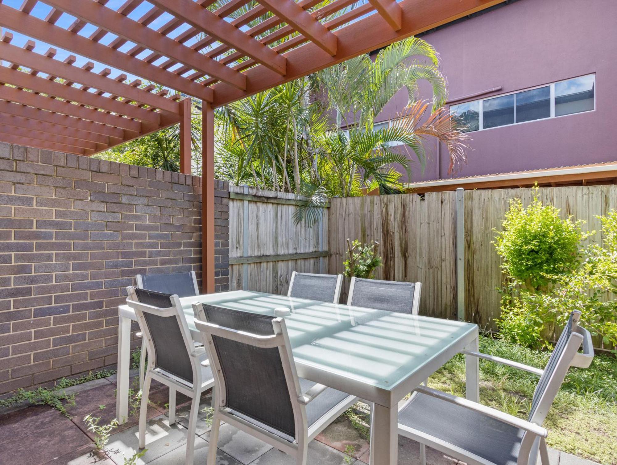 Quarterdecks Retreat Villa Urangan Exterior photo