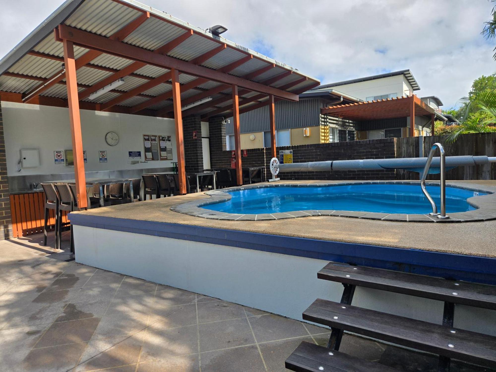 Quarterdecks Retreat Villa Urangan Exterior photo