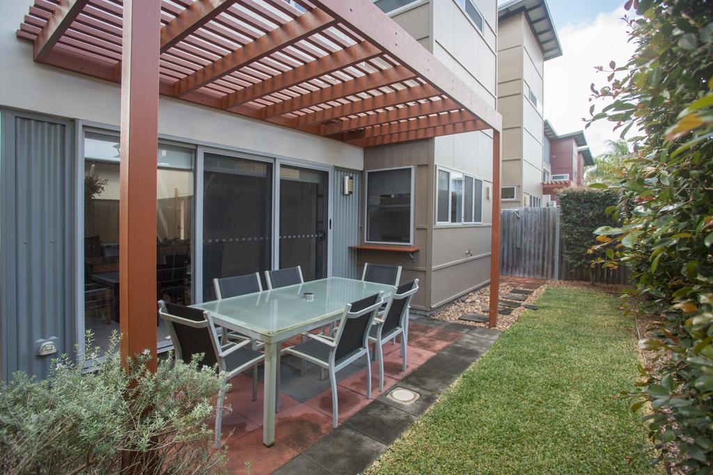 Quarterdecks Retreat Villa Urangan Exterior photo